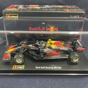 画像: 再入荷●新品正規入荷品●burago1/43 RED BULL HONDA RB16B 2021(S.ペレス）#11 ドライバーフィギュア付