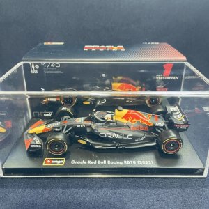 画像: 新品正規入荷品●burago1/43 RED BULL RB18 2022(M.フェルスタッペン）#1 ※ドライバーフィギュア＆アクリルケース付