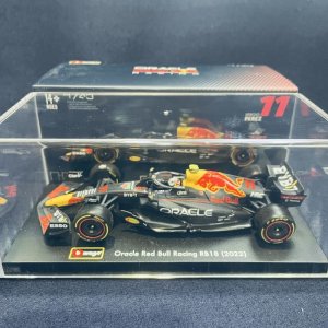 画像: 新品正規入荷品●burago1/43 RED BULL RB18 2022(S.ペレス）#11 ※ドライバーフィギュア＆アクリルケース付