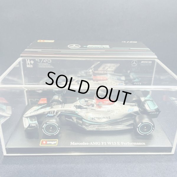 画像1: 新品正規入荷品●burago1/43 MERCEDES AMG W13 2022(G.ラッセル）#63 ※ドライバーフィギュア＆アクリルケース付