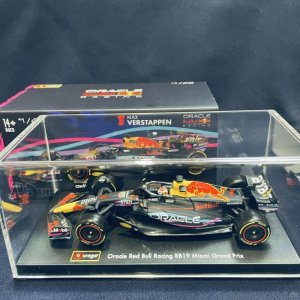 画像: 新品正規入荷品●burago1/43 RED BULL RB19 MIAMI GP2023(M.フェルスタッペン）#1※アクリルケース＆ドライバーフィギュア付