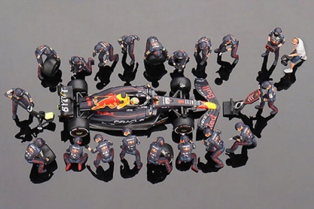 画像1: 新品正規入荷品●TSM 1/64 RED BULL RACING RB18 WINNER ABU DHABI GP 2022 ピットクルーセット (M.フェルスタッペン）