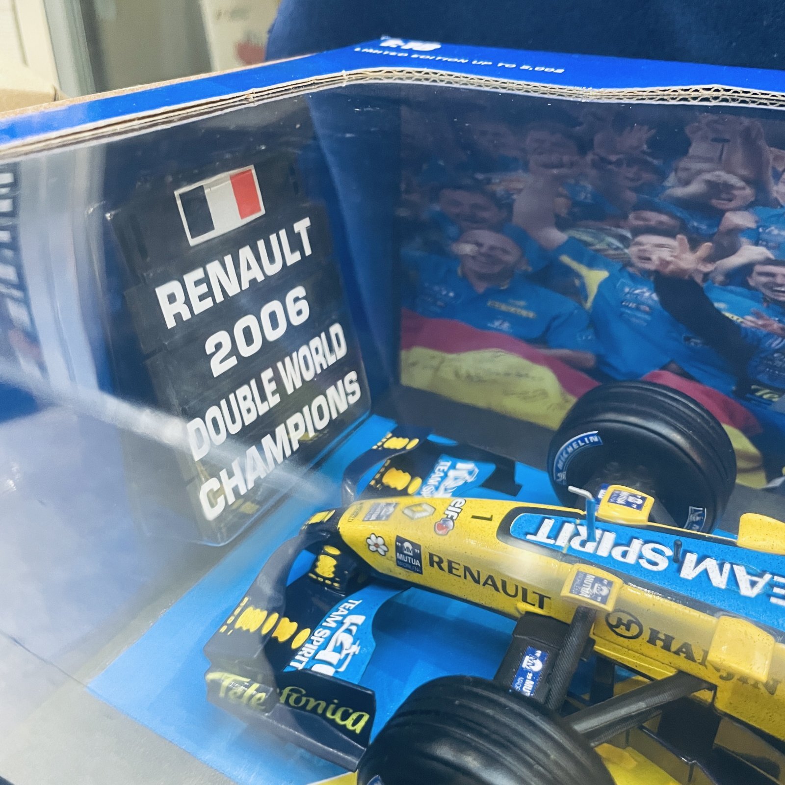 画像: セカンドハンド品●マテル1/18 RENAULT R26 DOUBLE WORLD CHAMPIONS獲得記念モデル（F.アロンソ）2006 #1 ※ピットボード付き